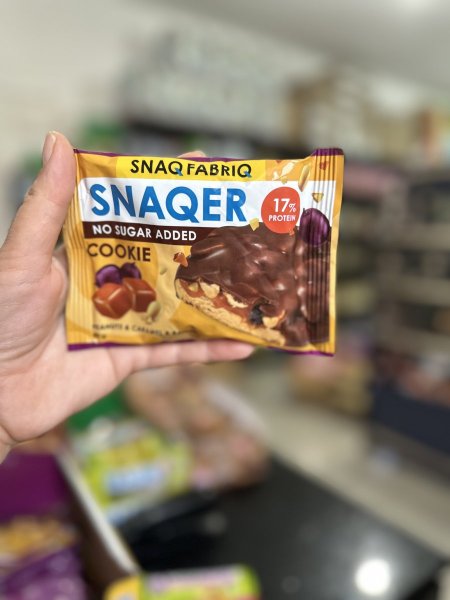 كوكيز سناكر عالي البروتين بحشوه الكراميل والزبيب الأسود بدون سكر مضاف